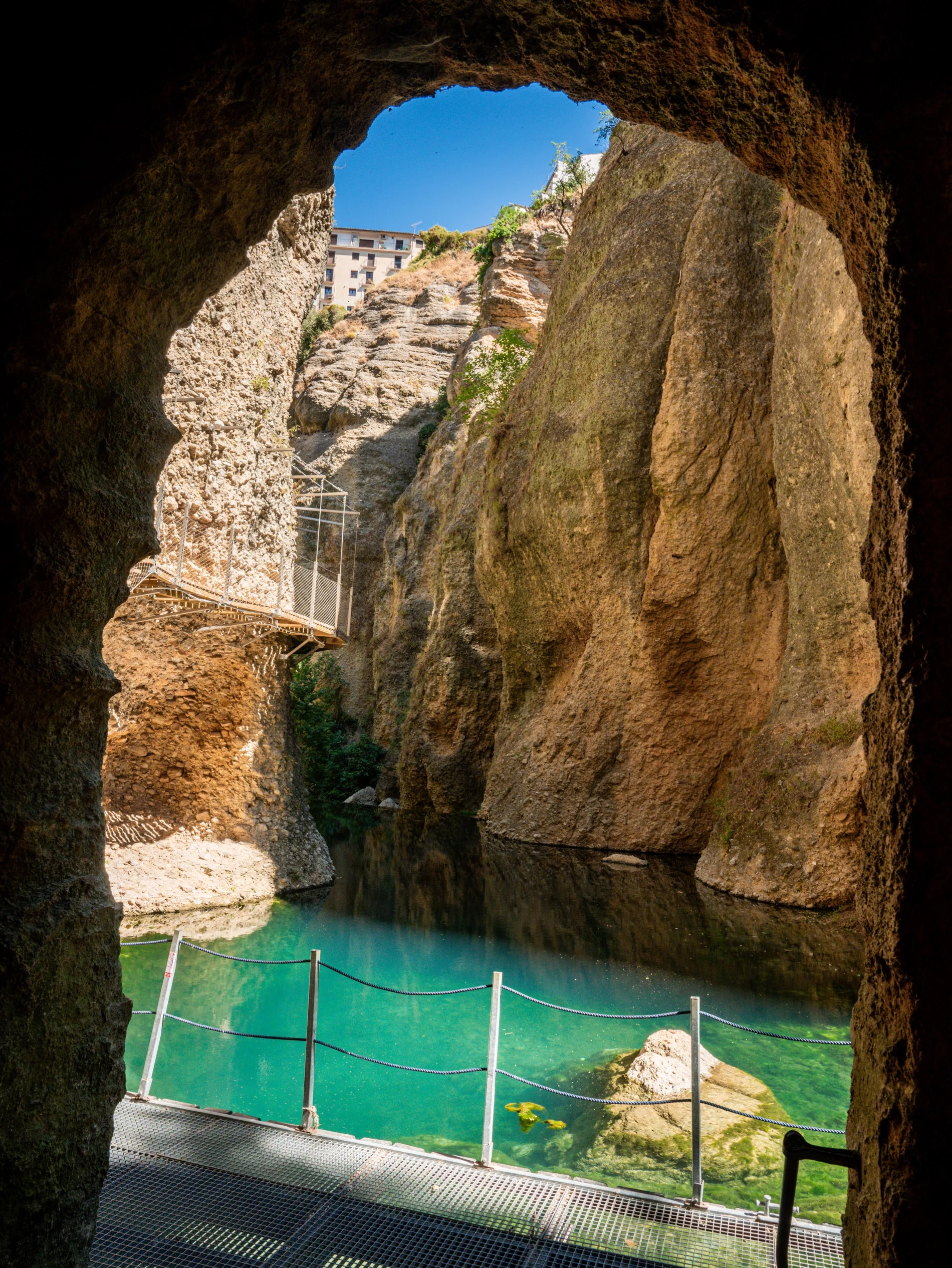 Arco de roca que enmarca el agua del Guadalevín
