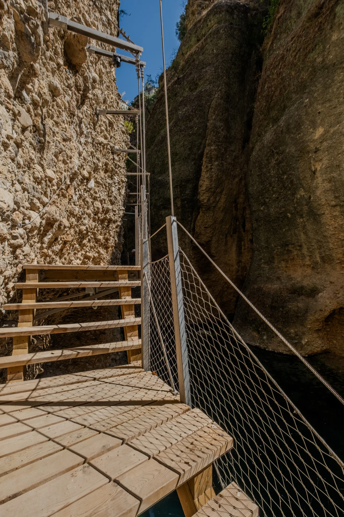 Escalera y pasarela del recorrido del Desfiladero del Tajo
