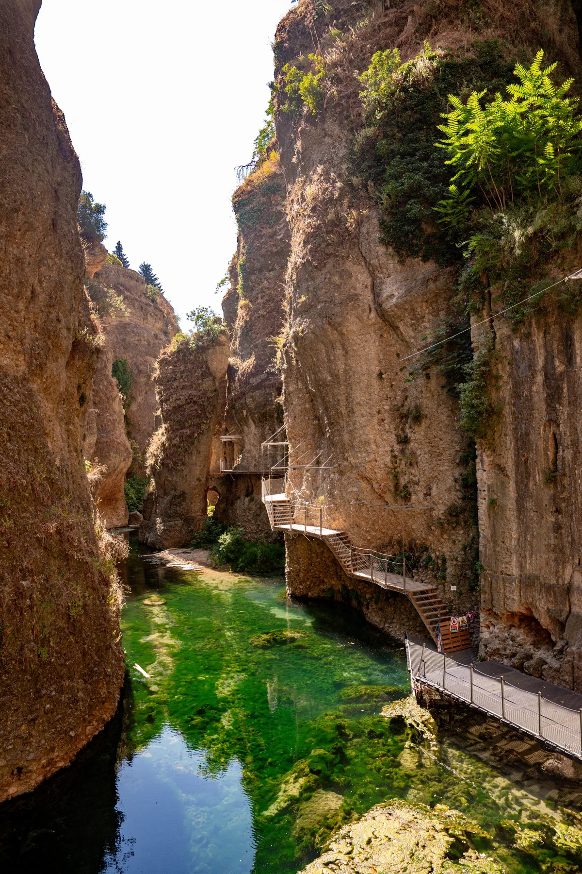 Agua del río Guadalevín entre las paredes del cañón