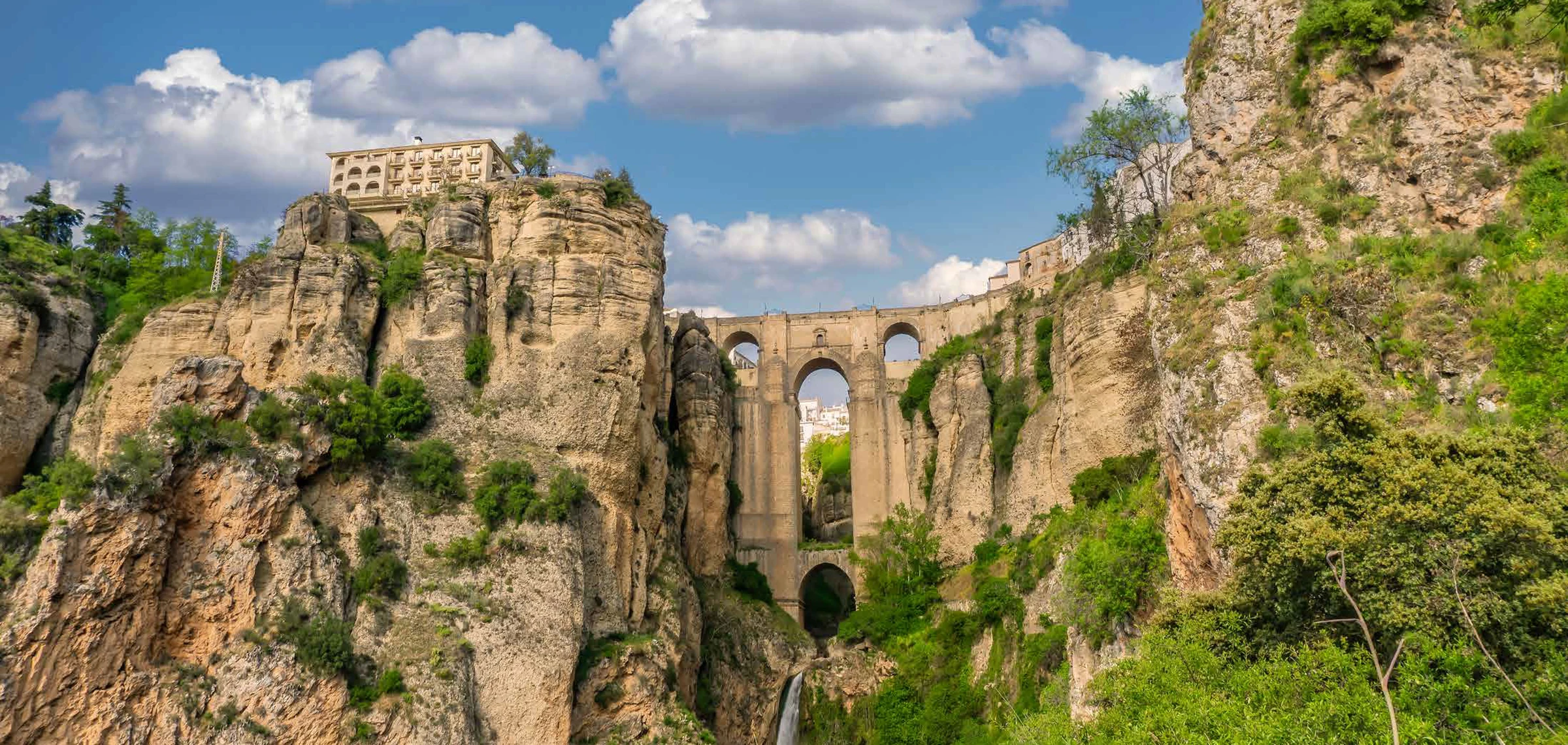 Panorámica del Puente Nuevo de Ronda entre las paredes del Tajo